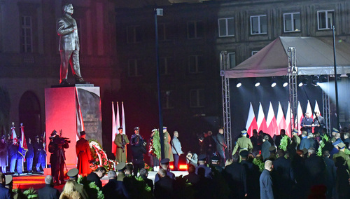 [Nasza Fotorelacja] Pomnik Lecha Kaczyńskiego stanął na placu Piłsudskiego