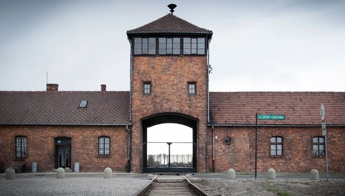 "Dziękujemy za wsparcie, ale...". Muzeum Auschwitz odpowiada Burmistrzowi Londynu, który atakuje Polskę