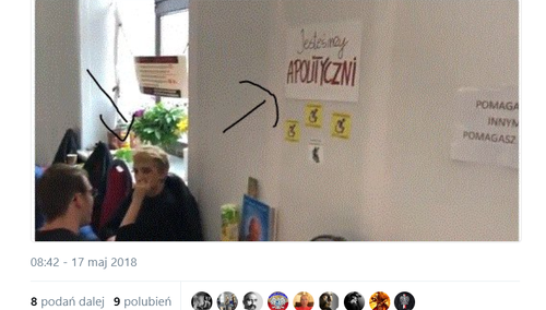 Protestujący w Sejmie wywiesili kartkę "Jesteśmy apolityczni". A pod nią usiadła ona...