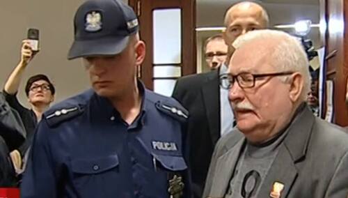 Kaczyński vs Wałęsa w sądzie. Wałęsa w koszulce „Konstytucja”