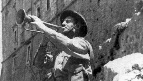 Emil Czech gra Hejnał Mariacki w zdobytym klasztorze