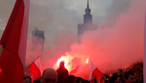 Polska flaga z symbolem LGBT, blokowanie pochodu przez Obywateli RP. Prowokacje na Marszu Niepodległości