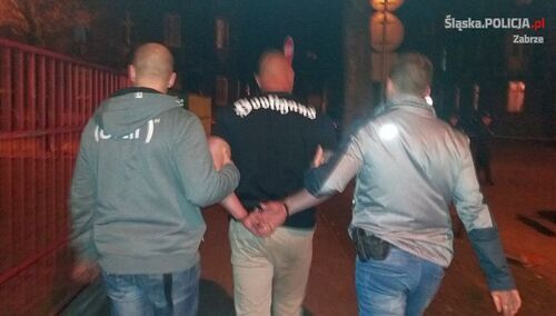 40 pseudokibiców zaatakowało Romów w Zabrzu. Policjant oddał strzał z broni. 10 napastników aresztowanych