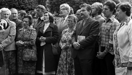 Lech Wałęsa i Anna Walentynowicz, za nimi Romuald Kukołowicz (w okularach) podczas mszy świętej celebrowanej na terenie Stoczni Gdańskiej im. Lenina