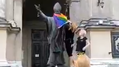 Policja prowadzi postępowanie w sprawie zawieszenie tęczowej flagi na pomniku JPII przez Obywateli RP