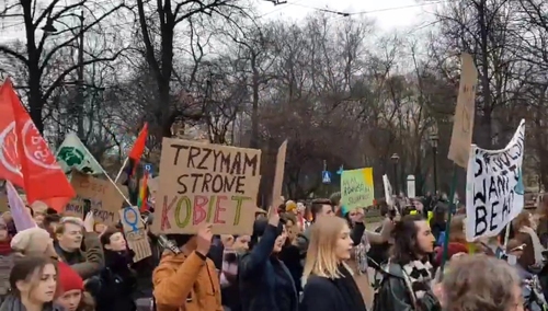 Feministyczne Manify na ulicach miast: "Make abortion happy again", "Łączy nas aborcja"...