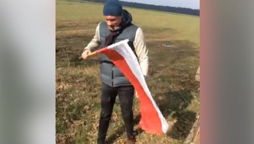 [video] Działacz LGBT podeptał i próbował spalić flagę Polski. Wszystko nagrał i pochwalił się na FB