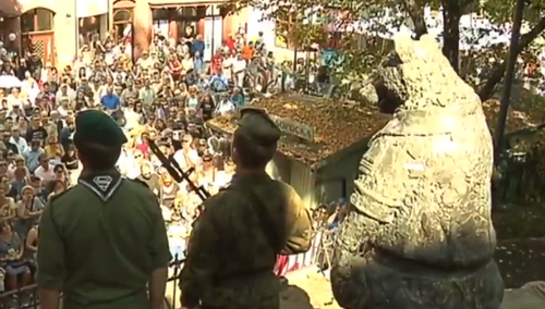 [Wideo] Rzeźba Misia Wojtka stanęła w Sopocie i... przyciągnęła tłumy!