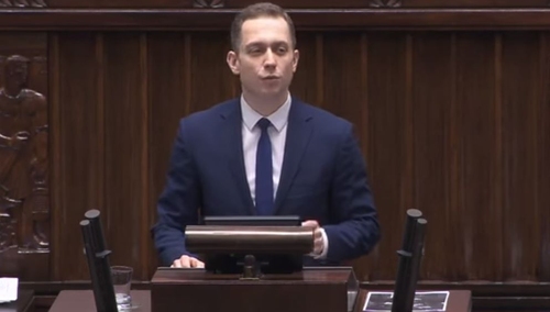 [video] Cyrk. C. Tomczyk [KO] pod pretekstem wniosku formalnego śpiewa... hymn Polski. Uszy więdną