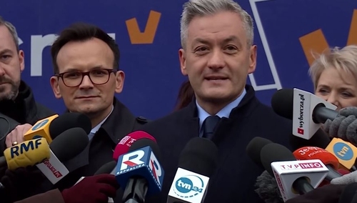 "Wpłaty były zatem monitorowane". Lukratywne posady za wpłaty na konto fundacji Biedronia?