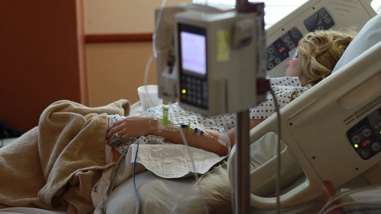 Brytyjscy lekarze dostaną wytyczne kogo ratować w obliczu narastającej epidemii. Kto ma szanse?
