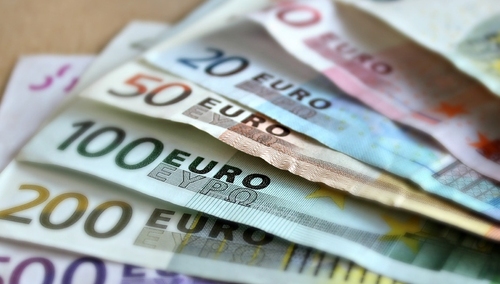 Niemieckie banki nie chcą płacić w Polsce specjalnej daniny i skarżą się w UE na "nacjonalistów z PiS"