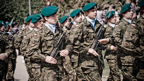 Żołnierze: "W tym roku trefi nom wielki fajer. Defilada robiemy. Bydom tanki jechać!"
