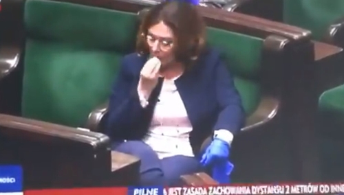 [WIDEO] Sejm. Epidemia koronawirusa. MKB zdejmuje rękawiczkę, zjada cukierka, zakłada rękawiczkę...