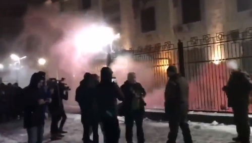 Armia Ukrainy postawiona w stan pełnej gotowości bojowej. Zamieszki pod rosyjską ambasadą