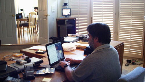 Pracownik umysłowy wykonujący zadania przy komputerze, zdj. symboliczne.