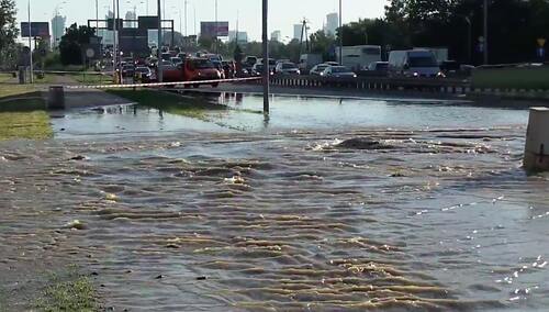 Warszawa: Awaria wodociągowa we Włochach. Zalane ulice i przerwy w dostawach wody