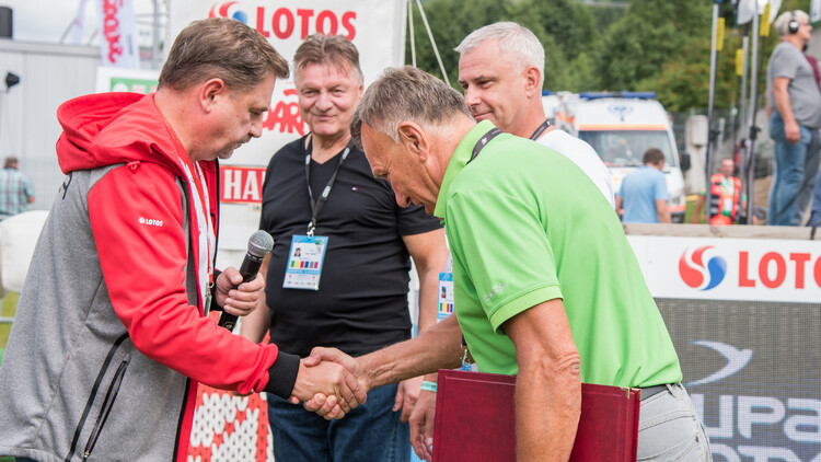 „Aby współpraca trwała następne sto lat.” Piotr Duda wręczył pamiątkę z okazji stulecia TZN-u