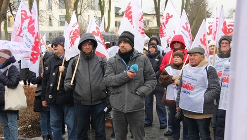 Protest Solidarności przed szpitalem w Bychawie