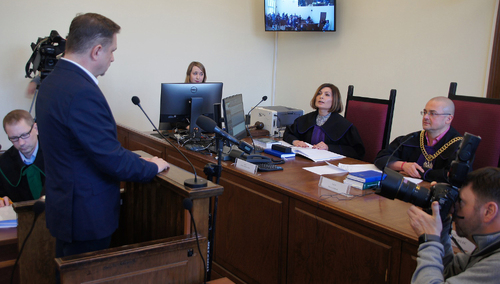 Duda wygrywa z Wałęsą w sprawie pomówień o służbę w ZOMO