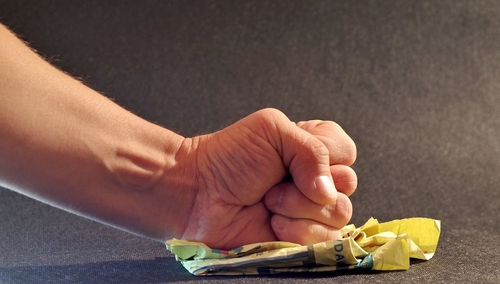 "Każdej osobie, która po 28 marca popiera PiS należy plunąć w twarz". Szokujący wpis okulisty z Sierpc