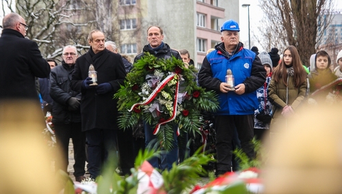 [nasza fotorelacja] Grudniowe memento w Gdańsku. Złożenie kwiatów pod Pomnikiem Poległych Stoczniowców