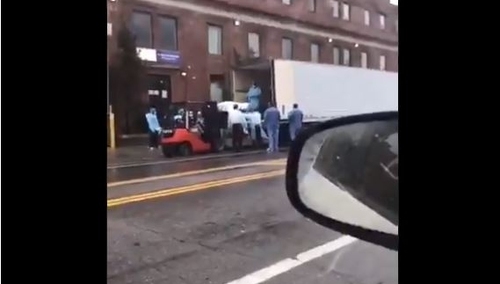 [video] Wstrząsające obrazy z Nowego Jorku. Zmarli wkładani do samochodów-chłodni