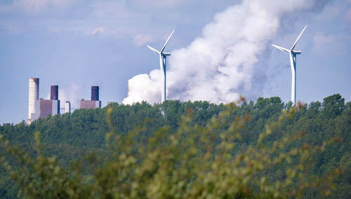 Drzewa, elektrownia, wiatrak