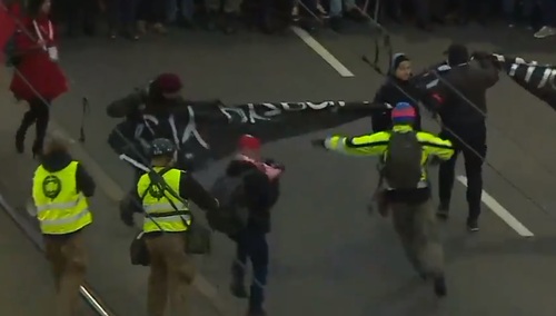 [video] Prowokatorzy usiłują rozwinąć niedozwolony baner. Tak reaguje Straż Marszu Niepodległości