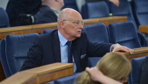 "Stosuje jakąś obstrukcję. To jest skandal". Borowski krytykuje premiera Morawieckiego