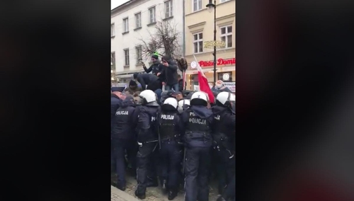 [video] Warszawska policja siłą usuwa blokadę rolników z AgroUnii