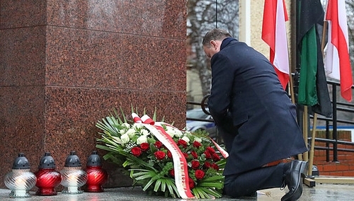 Prezydent złożył wieniec pod tablicą na budynku KGHM