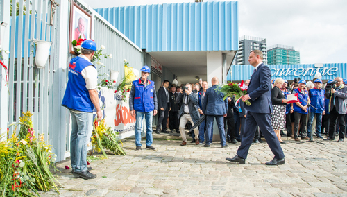 [Foto] Prezydent, Premier i Przewodniczący S. złożyli kwiaty pod bramą Stoczni Gdańskiej