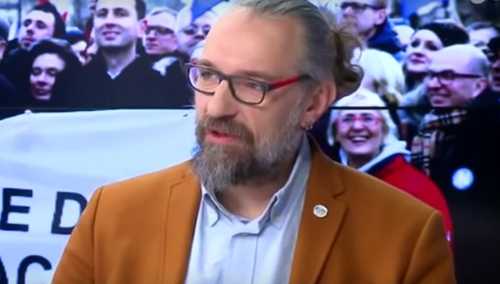 [FOTO] Kijowski znalazł nową pracę. Założyciel KOD jest fryzjerem