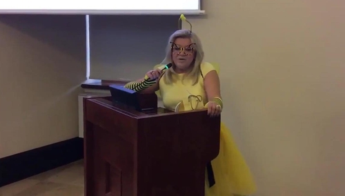 [video] Poznańska radna przebrana za pszczołę zabiegała o dofinansowanie Ogrodu Miododajnego