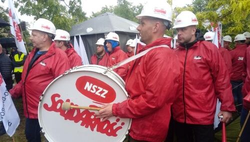 Górnicy wsparli sądowników i pracowników prokuratury, którzy rozbili miasteczko przed MS