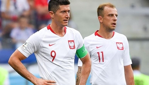 R. Lewandowski w koszulce reprezentacji... Niemiec. Takim zdjęciem Deutsche Welle reklamuje swój materiał