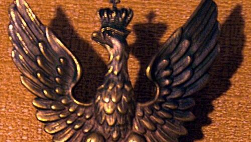 Mosiężny orzełek Armii Krajowej, bity w latach 1942-1945, ze zbiorów Muzeum Hymnu Narodowego w Będominie