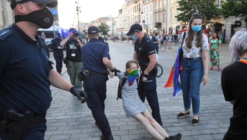 Jest oficjalny komunikat policji: Skakano po dachu radiowozu, zaatakowano i znieważano funkcjonariuszy