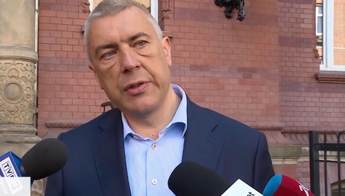 Giertych: "Nie można wykluczyć, że uderzenie zadane przez operatora TVP było intencjonalne". Prawnik kpi