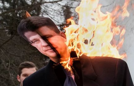 Petru składa doniesienie do prokuratury ws. spalenia kukły ze swoją podobizną