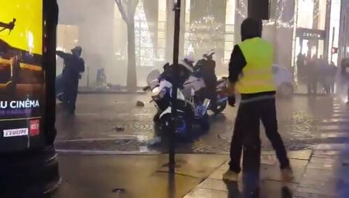 [video] Paryscy policjanci uciekają przed żółtymi kamizelkami na Polach Elizejskich