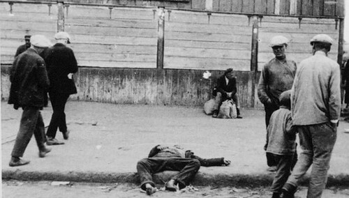 ulice Charkowa, przechodnie mijają zmarłych z głodu