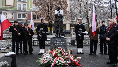 [nasza fotorelacja] Stan wojenny. Złożenie kwiatów pod pomnikiem Anny Walentynowicz i św. Jana Pawła II