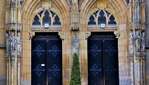 Próba zakłócenia Mszy Św. przez aktywistów LGBT w katedrze świdnickiej. "Tęczowi terroryści"