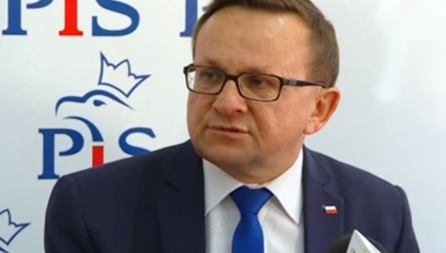 Poseł PiS zawieszony decyzją Jarosława Kaczyńskiego. Beata Mazurek: "Działał na szkodę PiS"