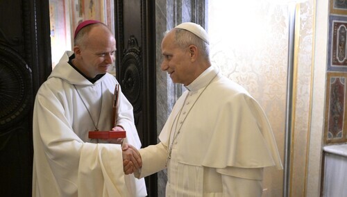 Od lewej: bp Erik Varden, papież Leon XIV