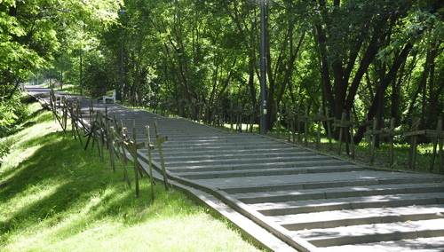 Krzyże na Kopcu Powstania Warszawskiego - zdjęcie poglądowe