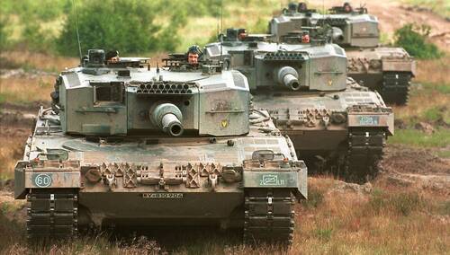 Niemieckie czołgi Leopard 2 w czasie manewrów