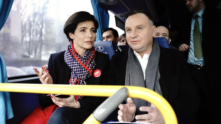 Atak „Wyborczej” na szefową kampanii prezydenta Dudy. Komentarze: "Uderzył, poddusił, to takie zabawne”